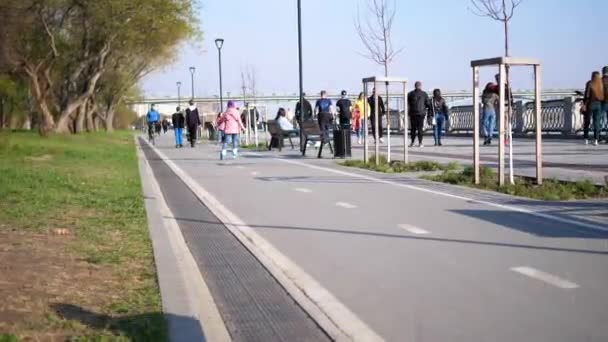 Novosibirsk, Rusland-9 mei 2019: mensen wandelen langs de promenade in de zomer. — Stockvideo