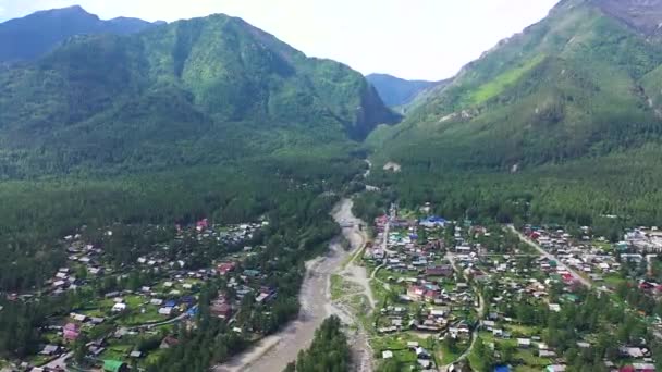 Panoramica del bellissimo paesaggio. Il volo del drone sul villaggio, situato in montagna. Vista a volo d'uccello — Video Stock