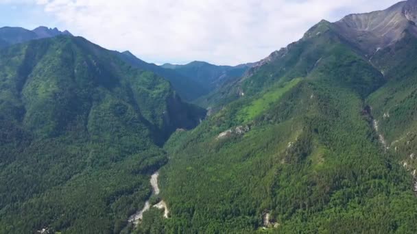 Visão geral da bela paisagem. Um drone voador sobre um rio de montanha. Visão dos olhos das aves — Vídeo de Stock