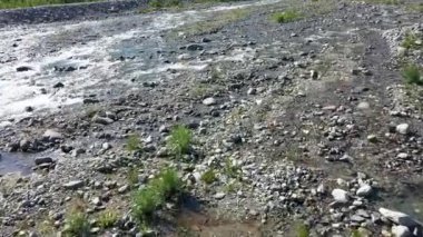 Dağ nehrinin üzerinde uçan drone. Düşük irtifada çekim