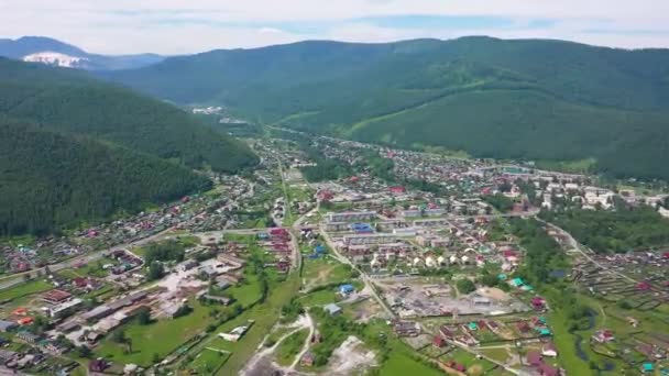 Panoramica del bellissimo paesaggio. Il volo del drone sul villaggio, situato in montagna. Vista a volo d'uccello — Video Stock