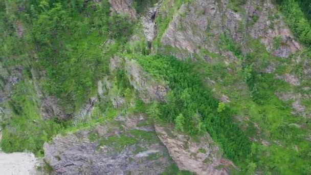 美しい風景の概要。山の川の上をドローンを飛ばす.鳥の目のビュー — ストック動画