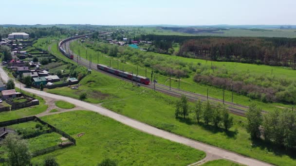 A vonat a falu mentén halad. Sportlövészet felülről — Stock videók
