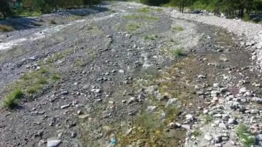 Dağ nehrinin üzerinde uçan drone. Düşük irtifada çekim
