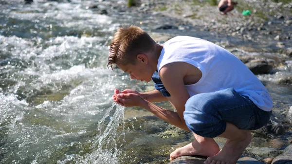 Orang mencuci sendiri dingin gunung water.Early wisatawan pagi . Stok Foto