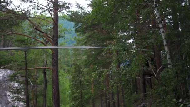 Le type du bungee descend de l'autre côté de la rivière. Sport extrême — Video