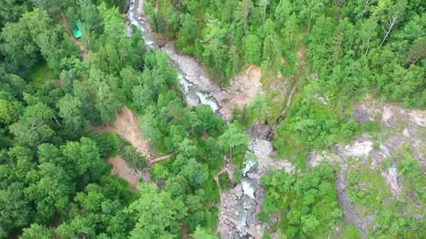 Güzel manzara genel bakış. Dağ nehrinin üzerinde uçan drone. Kuşlar göz görünümü — Stok video