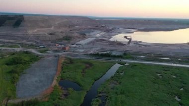 Büyük bir ocağı olan sanayi alanı. Minerallerin çıkarılması. Çevre kirliliği: kaya dökümü. Havadan görünüm