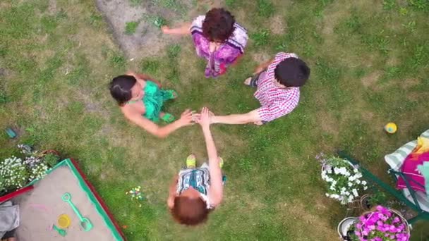 Nahaufnahme von oben, wie junge Menschen ihre Hände zusammenlegen. Freunde mit Handstapel zeigen Einigkeit und Teamwork. — Stockvideo