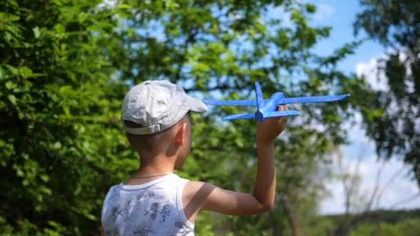 Der Kerl hält im Arm Flugzeug Ebene, simuliert Flug — Stockvideo