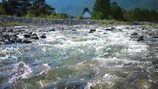 Гірська річка швидко біжить на скелях — стокове відео