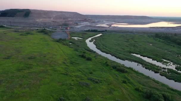 Průmyslová oblast s velkým kamenolomem. Těžba nerostů. Znečištění životního prostředí: skládka kamení. Letecký pohled — Stock video