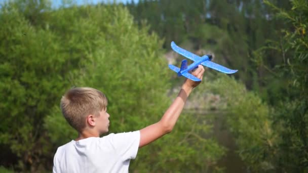 le gars tient dans le bras avion plaine, simule le vol 