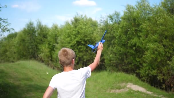 le gars tient dans le bras avion plaine, simule le vol 
