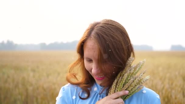 I Outdoor Girl borstar av flygande insekter Knott myggor. en hel del insekter, varm sommardag — Stockvideo