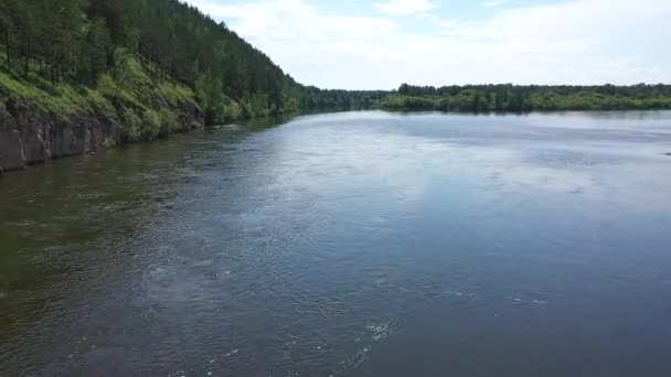 Überblick über die schöne Landschaft. Drohnenflug über einem Gebirgsfluss. Vogelperspektive — Stockvideo