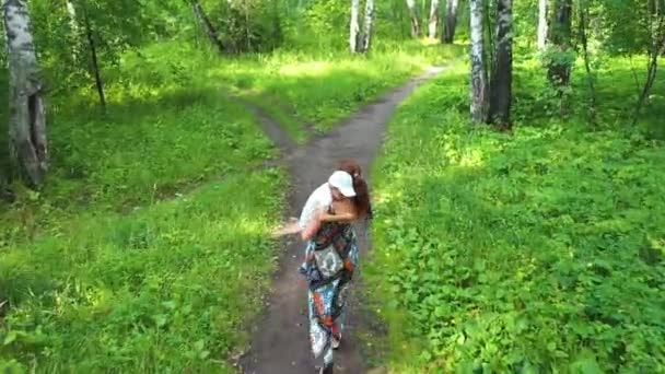 공원에서 걷고있는 아이를 가진 젊은 어머니. 엄마 보유 아기 단단한 에 — 비디오