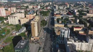Yüksek binalar ve şehir sokaklarında yüksekten çekim. Otoyolu.
