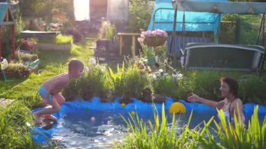 Aile bir sıcak yaz gününde küçük gölde yüzüyor. Büyükanne küçük bir çocuk yüzmeyi öğrenir. Bahçe, çiçek ve bitki göl çevresinde.