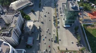 Yüksek binalar ve şehir sokaklarında yüksekten çekim. Otoyolu.