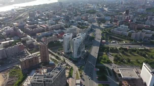 Disparando edificios de gran altura y calles de la ciudad desde una altura. Autopista . — Vídeos de Stock