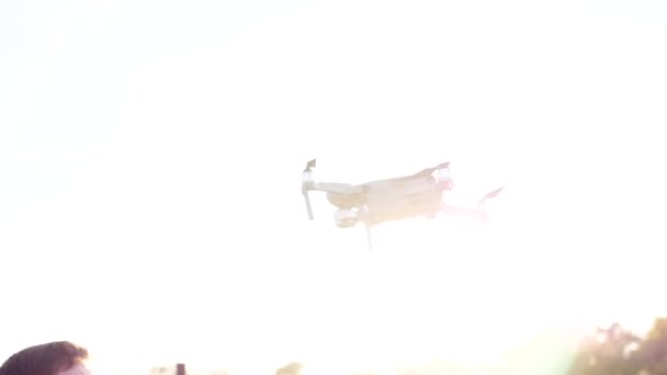 남자는 자신의 손으로 무인 항공기를 잡는다. 드론 비행 — 비디오