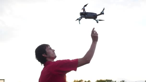 O tipo apanha um drone com as mãos. Voo de drone — Vídeo de Stock