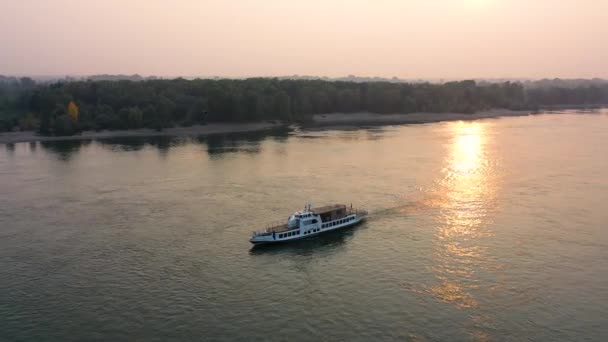 Dawn, um pouco de nevoeiro sobre o rio. O navio move-se no rio. Bela vista de cima do rio — Vídeo de Stock