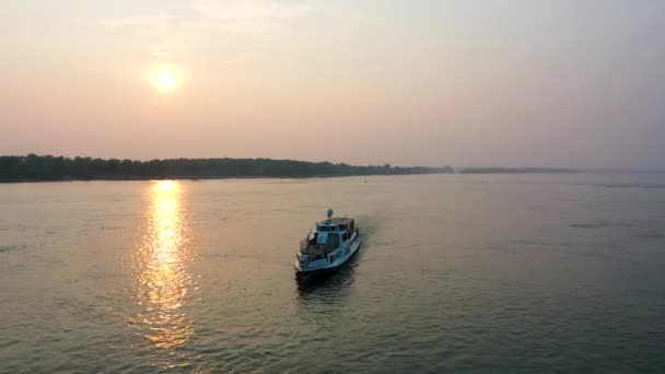 Morgendämmerung, ein wenig Nebel über dem Fluss. bewegt sich das Schiff auf dem Fluss. Schöne Aussicht über den Fluss — Stockvideo