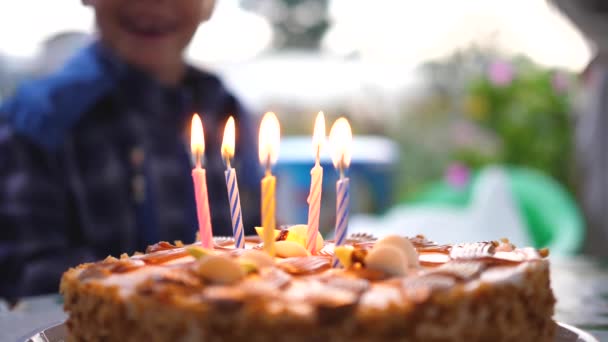 Il bambino sta sullo sfondo la torta per il suo compleanno. Vacanza da bambini — Video Stock