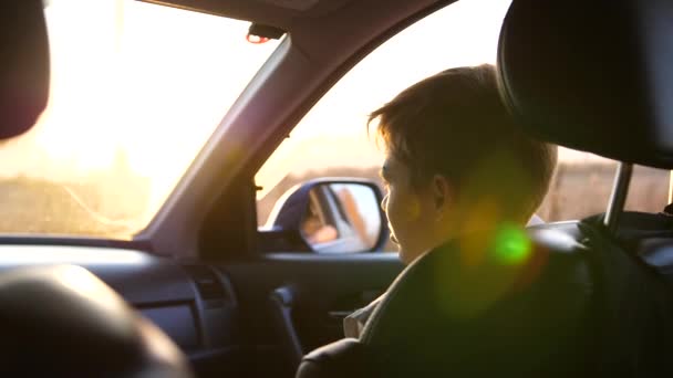 家族旅行。家族は、高速道路で車で行きます。日の入り時刻 — ストック動画