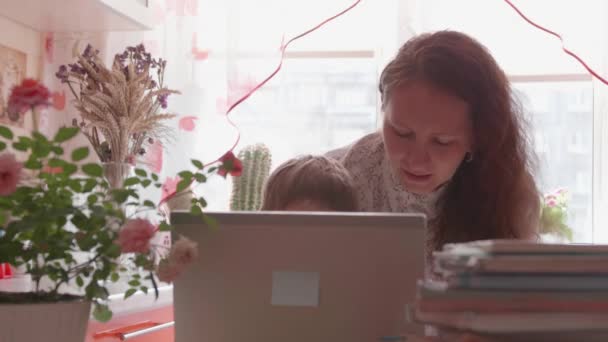 Fernarbeit zu Hause in Anwesenheit eines kleinen Kindes. Arbeiten Sie über das Internet von zu Hause aus. Selbstisolierung — Stockvideo