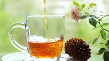 Çayı üzümlü, limonlu, nane şekerli, ahududulu bardakla dolduruyorum. Çay partisi açık havada.
