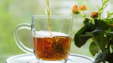 Çayı üzümlü, limonlu, nane şekerli, ahududulu bardakla dolduruyorum. Çay partisi açık havada.