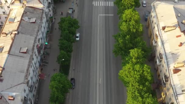 Tir bâtiments historiques et rues de la ville à partir d'une hauteur. Autoroute. — Video