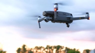 Drone uçuyor ve kamerayı kontrol ediyor. İHA uçuşu. Görüntü olarak güzel arkaplan.