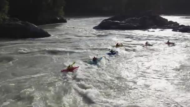 Grupa ludzi płynie nadmuchiwaną łodzią po górskiej rzece. Rafting sportowy — Wideo stockowe