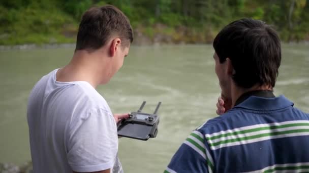 Zwei Jungs drehen ein Video mit einer Drohne — Stockvideo