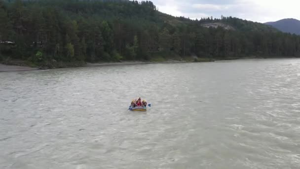 Группа людей плавает на надувной лодке по горной реке. Рафтинг — стоковое видео