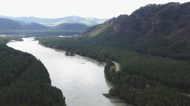 De berg uitzicht op de rivier van hoog. Berglandschappen. — Stockvideo