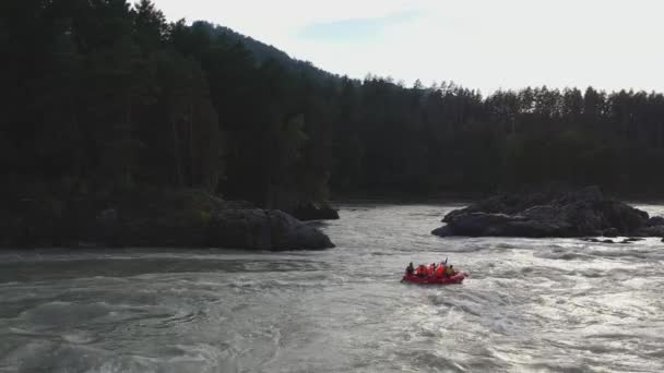 Eine Gruppe von Menschen segelt im Schlauchboot auf dem Gebirgsfluss. Rafting-Sport — Stockvideo