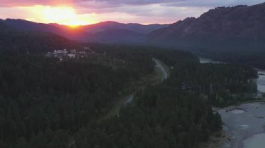 Yukarıdan dağ nehri manzarası. Dağ manzaraları. Pembe gün batımı
