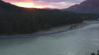 Yukarıdan dağ nehri manzarası. Dağ manzaraları. Pembe gün batımı