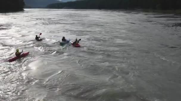 Grupo de pessoas navega no barco inflável no rio da montanha. Desportos de rafting — Vídeo de Stock