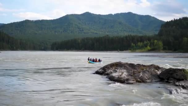 Gruppo di persone naviga nel gommone sul fiume di montagna. Rafting sportivo — Video Stock