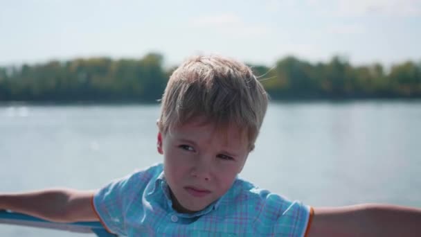 Het kind vaart op de boot. Familie reis — Stockvideo