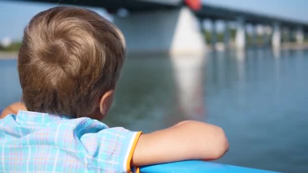 A criança está navegando no barco. Viagem em família — Vídeo de Stock