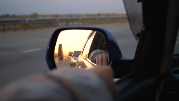 Rodinný výlet. Rodina jede po dálnici. Odraz v zrcadle. Čas západu slunce — Stock video