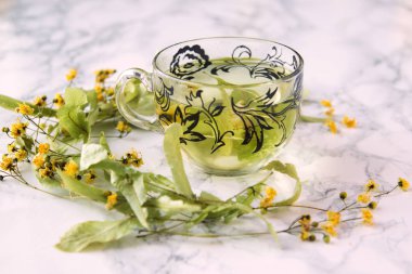 Bir fincan limon çay ve kuru ıhlamur çiçeği.