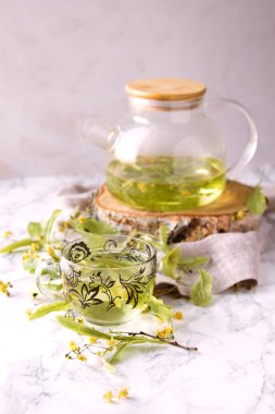 Kupası ve çaydanlık kireç çay ve Kuru limon çiçeği ile.